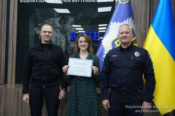 У НАВС відбувся перший випуск слухачів курсів підвищення кваліфікації операторів Служби 112