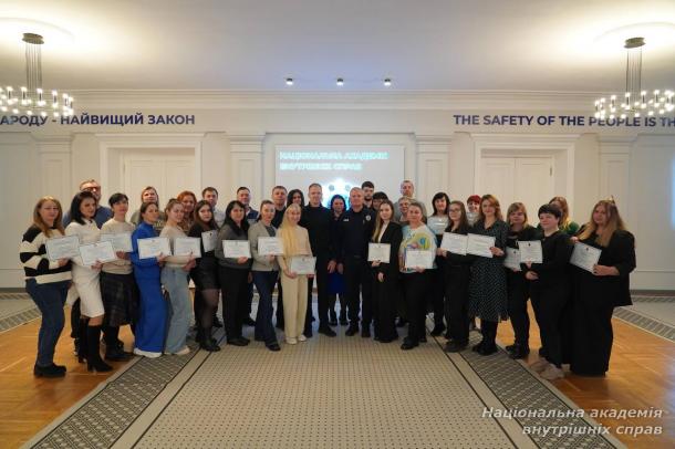 У НАВС відбувся перший випуск слухачів курсів підвищення кваліфікації операторів Служби 112