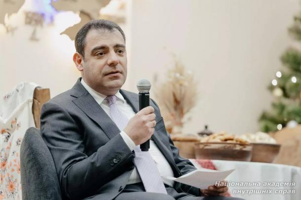 У Київський ліцей імені Ярослава Кондратьєва МВС завітали почесні гості з Азербайджану У Київський ліцей імені Ярослава Кондратьєва МВС завітали почесні гості з Азербайджану