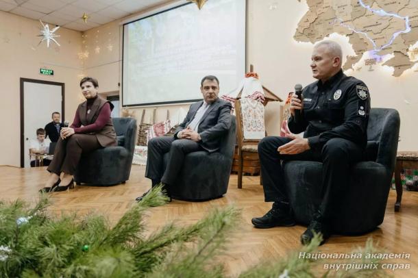 У Київський ліцей імені Ярослава Кондратьєва МВС завітали почесні гості з Азербайджану У Київський ліцей імені Ярослава Кондратьєва МВС завітали почесні гості з Азербайджану