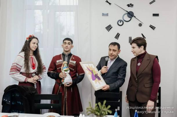 У Київський ліцей імені Ярослава Кондратьєва МВС завітали почесні гості з Азербайджану У Київський ліцей імені Ярослава Кондратьєва МВС завітали почесні гості з Азербайджану