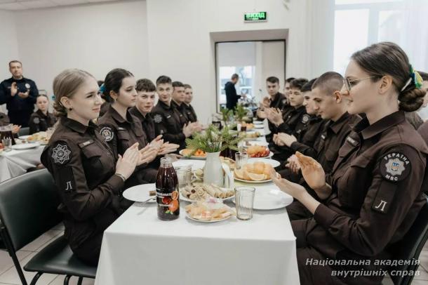 У Київський ліцей імені Ярослава Кондратьєва МВС завітали почесні гості з Азербайджану У Київський ліцей імені Ярослава Кондратьєва МВС завітали почесні гості з Азербайджану