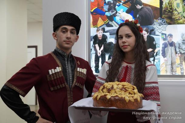 У Київський ліцей імені Ярослава Кондратьєва МВС завітали почесні гості з Азербайджану У Київський ліцей імені Ярослава Кондратьєва МВС завітали почесні гості з Азербайджану