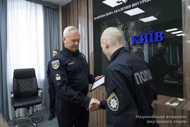 На ректораті відзначили подяками слухачів КЦППП «Академія поліції»