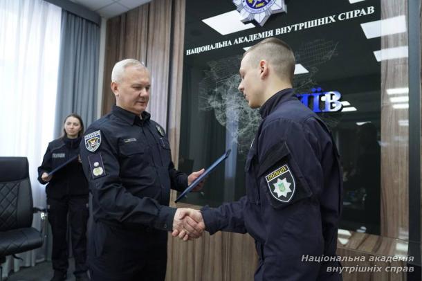 На ректораті відзначили подяками слухачів КЦППП «Академія поліції»