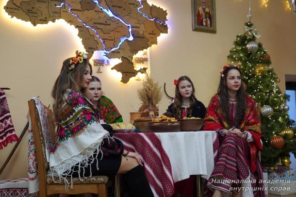 Андріївські вечорниці в Київському ліцеї імені Ярослава Кондатьєва за участю Володимира Дантеса Андріївські вечорниці в Київському ліцеї імені Ярослава Кондатьєва за участю Володимира Дантеса