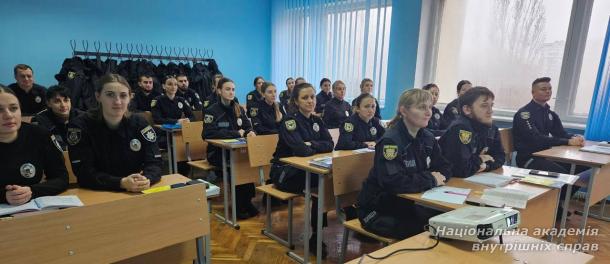 Бінарне заняття з прав людини й тактики затримання для майбутніх інспекторів освітньої безпеки Бінарне заняття з прав людини й тактики затримання для майбутніх інспекторів освітньої безпеки