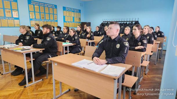 Бінарне заняття з прав людини й тактики затримання для майбутніх інспекторів освітньої безпеки Бінарне заняття з прав людини й тактики затримання для майбутніх інспекторів освітньої безпеки