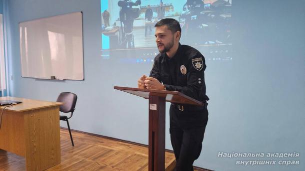 Бінарне заняття з прав людини й тактики затримання для майбутніх інспекторів освітньої безпеки Бінарне заняття з прав людини й тактики затримання для майбутніх інспекторів освітньої безпеки