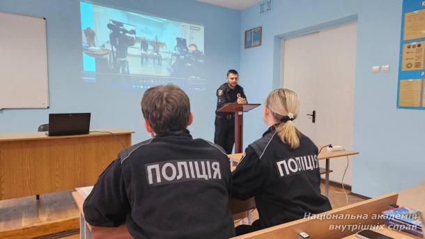 Бінарне заняття з прав людини й тактики затримання для майбутніх інспекторів освітньої безпеки Бінарне заняття з прав людини й тактики затримання для майбутніх інспекторів освітньої безпеки