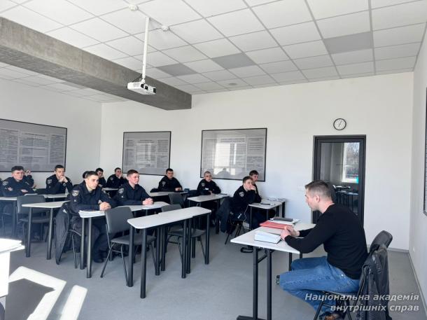 Курсанти ННІПД поспілкувалися з практиком підрозділу боротьби з наркозлочинністю