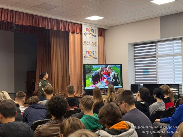 Кафедра конституційного права ННІПП НАВС із профорієнтаційним візитом у ліцеї «Мрія» Кафедра конституційного права ННІПП НАВС із профорієнтаційним візитом у ліцеї «Мрія»