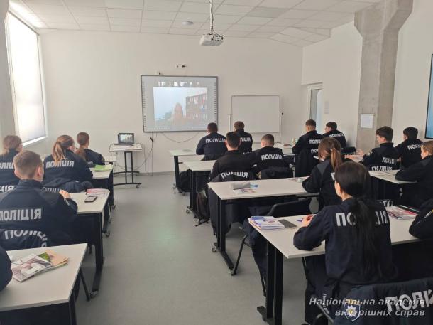 Цифрова обізнаність як складова професійної підготовки: у НАВС провели тематичну зустріч Цифрова обізнаність як складова професійної підготовки: у НАВС провели тематичну зустріч