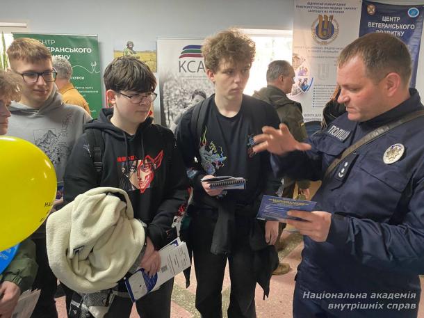 Представники НАВС долучилися до Ярмарку освітніх можливостей для ветеранів та їх родин