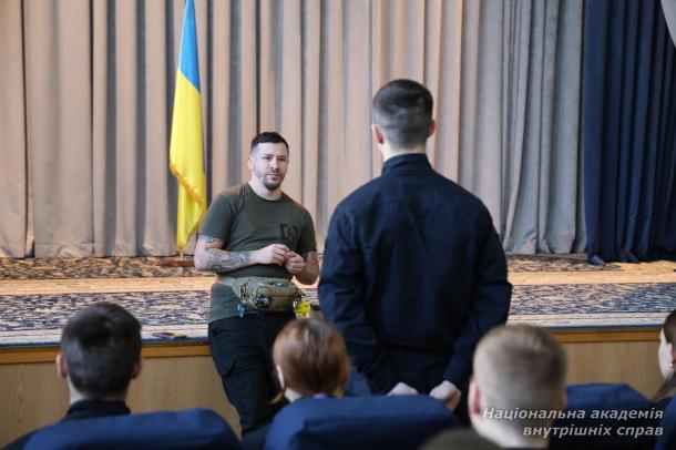 До Дня українського добровольця відбулася зустріч молоді з ветераном