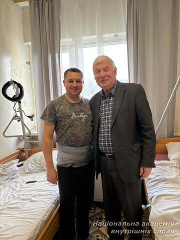 З турботою і вдячністю: представники НАВС і ветерани МВС відвідали поранених захисників з нагоди Великодня