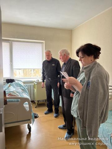 З турботою і вдячністю: представники НАВС і ветерани МВС відвідали поранених захисників з нагоди Великодня
