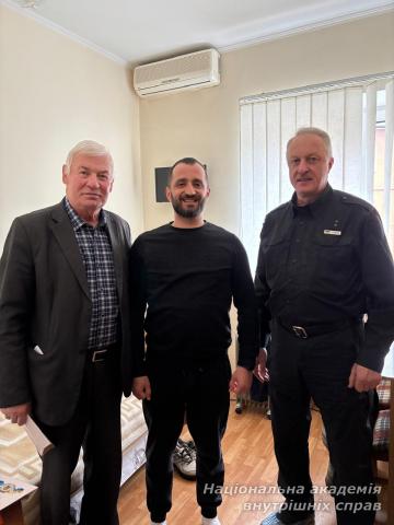 З турботою і вдячністю: представники НАВС і ветерани МВС відвідали поранених захисників з нагоди Великодня