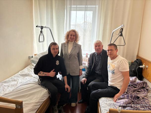 З турботою і вдячністю: представники НАВС і ветерани МВС відвідали поранених захисників з нагоди Великодня