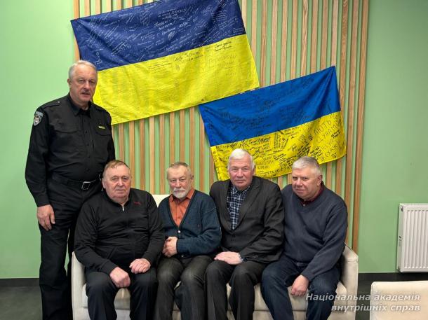 З турботою і вдячністю: представники НАВС і ветерани МВС відвідали поранених захисників з нагоди Великодня