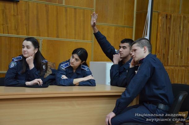 «Важлива не кількість знань, а якість їх. Можна знати дуже багато, не знаючи найпотрібнішого»