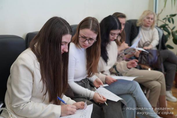 Круглий стіл у НАВС: вплив війни на психіку крізь призму вікової психології