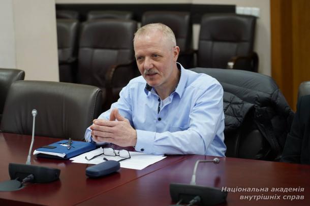 НАВС співпрацює з КМЄС: фокус - на підготовці фахівців для розслідування воєнних злочинів