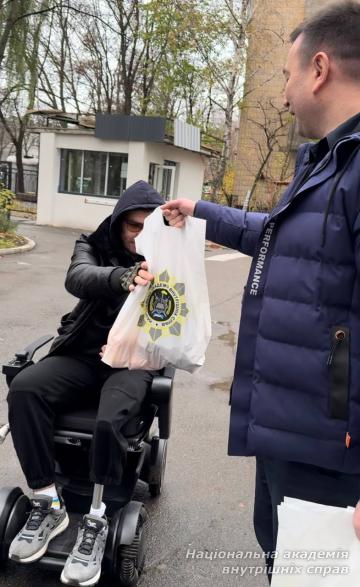 Курсанти НАВС відвідали поранених захисників у шпиталі Курсанти НАВС відвідали поранених захисників у шпиталі