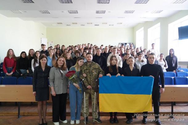 Патріотичне виховання студентів ННІПП: зустріч із добровольцем 