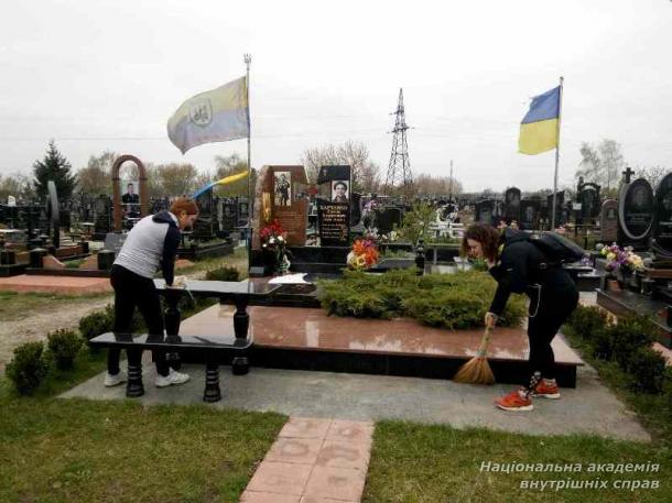 Курсанти ННІ № 3 НАВС упорядкували могилу випускника НАВС,  учасника АТО Євгена Харченка