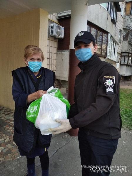 З початку тижня волонтери НАВС доставили понад 300 продовольчих наборів мешканцям лівобережжя столиці