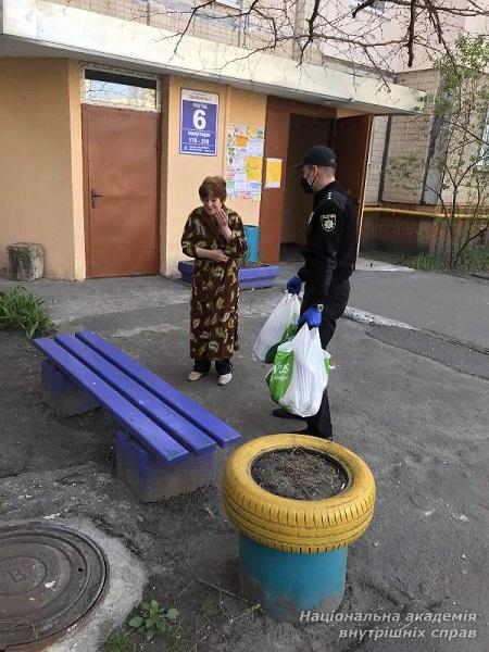 З початку тижня волонтери НАВС доставили понад 300 продовольчих наборів мешканцям лівобережжя столиці