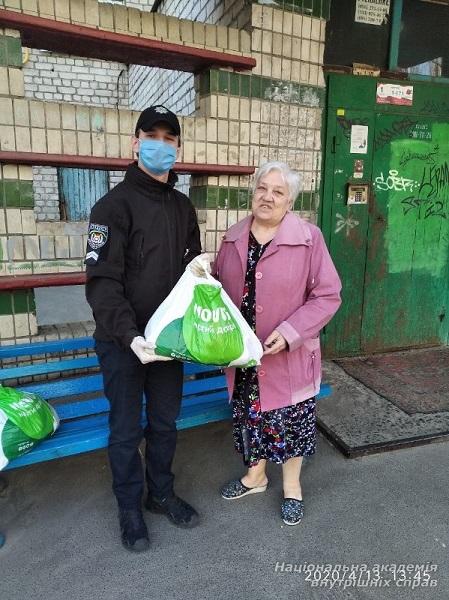 З початку тижня волонтери НАВС доставили понад 300 продовольчих наборів мешканцям лівобережжя столиці