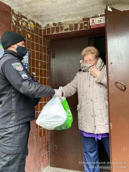 З початку тижня волонтери НАВС доставили понад 300 продовольчих наборів мешканцям лівобережжя столиці