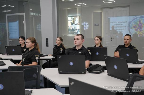 Кіберпростір і торгівля людьми: курсанти НАВС вчаться протидіяти сучасним загрозам