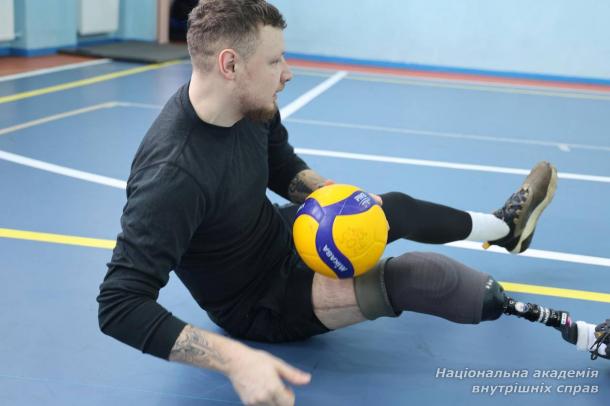 У НАВС провели тренування з волейболу сидячи для здобувачів освіти та ветеранів війни