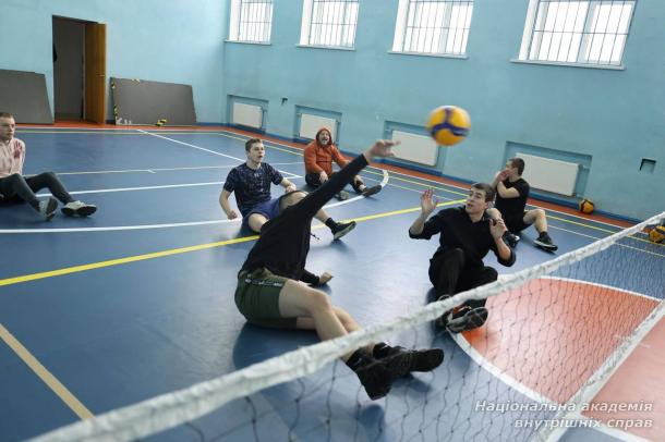 У НАВС провели тренування з волейболу сидячи для здобувачів освіти та ветеранів війни