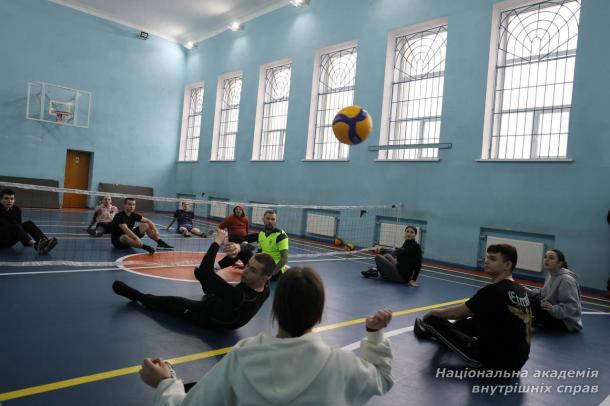 У НАВС провели тренування з волейболу сидячи для здобувачів освіти та ветеранів війни