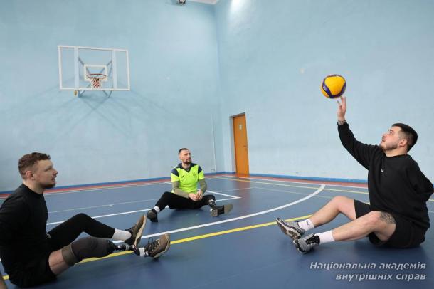 У НАВС провели тренування з волейболу сидячи для здобувачів освіти та ветеранів війни