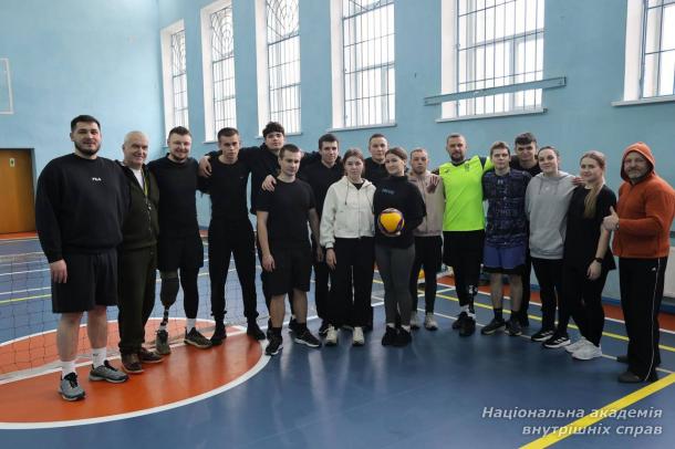 У НАВС провели тренування з волейболу сидячи для здобувачів освіти та ветеранів війни