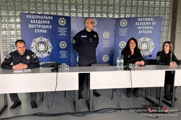 «Бути поліцейським під час війни — це більше, ніж професія»: курсанти НАВС зустрілися з бойовим офіцером патрульної поліції