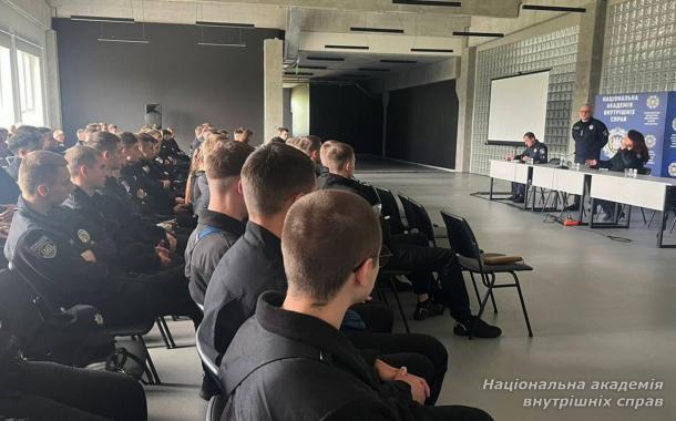 «Бути поліцейським під час війни — це більше, ніж професія»: курсанти НАВС зустрілися з бойовим офіцером патрульної поліції
