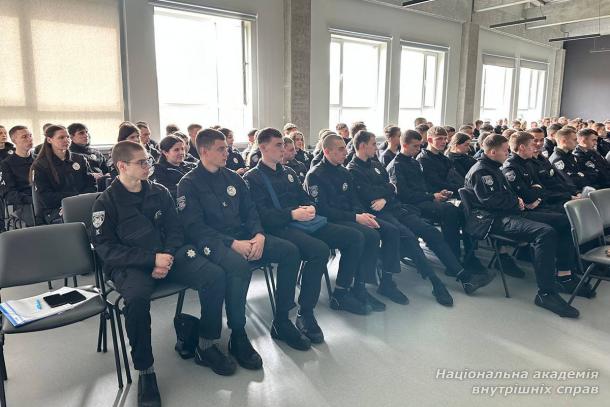 «Бути поліцейським під час війни — це більше, ніж професія»: курсанти НАВС зустрілися з бойовим офіцером патрульної поліції