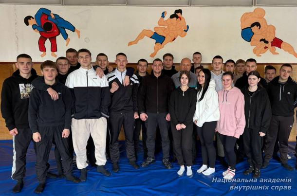 Бінарне заняття зі спеціальної фізичної підготовки з майбутніми криміналістами Бінарне заняття зі спеціальної фізичної підготовки з майбутніми криміналістами