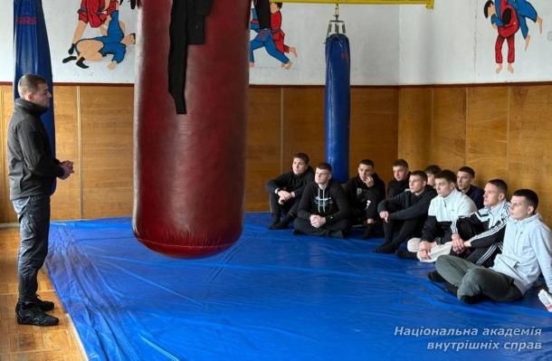 Бінарне заняття зі спеціальної фізичної підготовки з майбутніми криміналістами Бінарне заняття зі спеціальної фізичної підготовки з майбутніми криміналістами