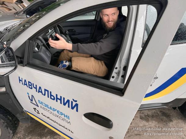 Інструктори безбар’єрної автошколи МВС відвідали ветеранів центру «Титанові» Інструктори безбар’єрної автошколи МВС відвідали ветеранів центру «Титанові»