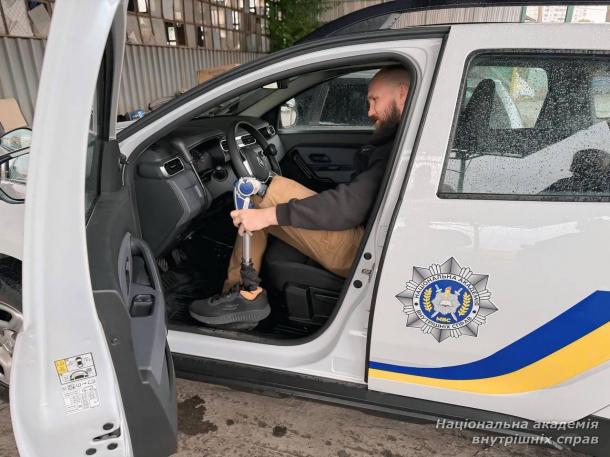 Інструктори безбар’єрної автошколи МВС відвідали ветеранів центру «Титанові» Інструктори безбар’єрної автошколи МВС відвідали ветеранів центру «Титанові»