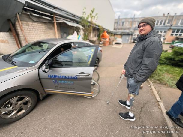 Інструктори безбар’єрної автошколи МВС відвідали ветеранів центру «Титанові» Інструктори безбар’єрної автошколи МВС відвідали ветеранів центру «Титанові»