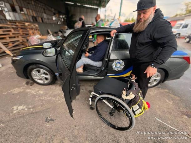 Інструктори безбар’єрної автошколи МВС відвідали ветеранів центру «Титанові» Інструктори безбар’єрної автошколи МВС відвідали ветеранів центру «Титанові»