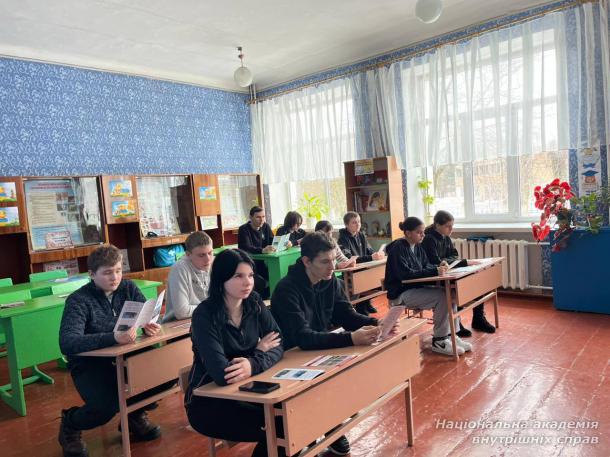 Студентки НАВС презентують академію майбутнім вступникам Студентки НАВС презентують академію майбутнім вступникам